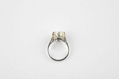 Bague solitaire en or gris ornée d'un diamant...