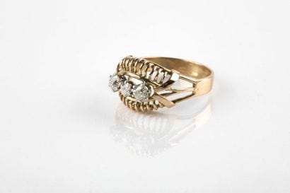Bague en or jaune, réhaussée au centre de...