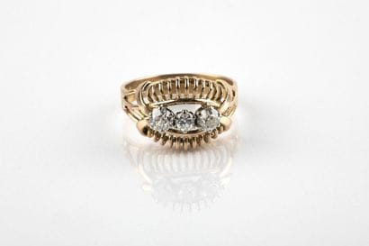 Bague en or jaune, réhaussée au centre de...