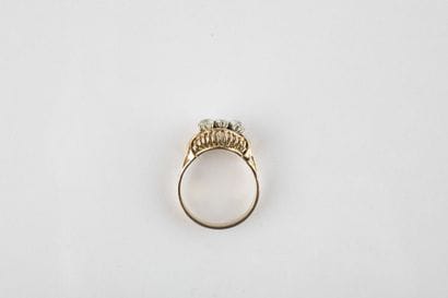 Bague en or jaune, réhaussée au centre de...