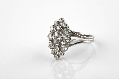Bague marquise en or gris, ornée au centre...