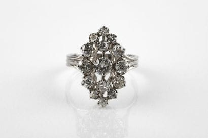 Bague marquise en or gris, ornée au centre...