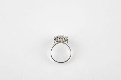 Bague marquise en or gris, ornée au centre...