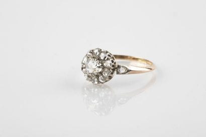 Bague or et argent, forme marguerite, retenant...