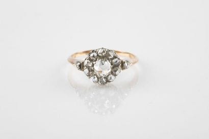 Bague or et argent, forme marguerite, retenant...