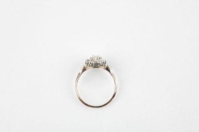 Bague or et argent, forme marguerite, retenant...