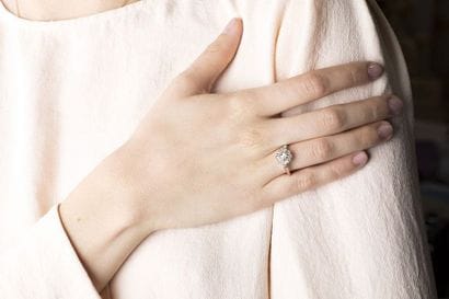 Bague or et argent, forme marguerite, retenant...