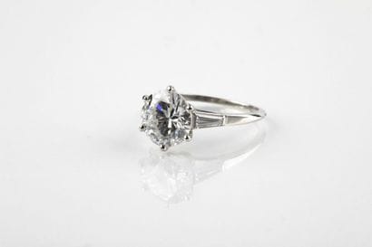 Bague solitaire platine ornée d'un diamant...