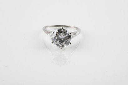 Bague solitaire platine ornée d'un diamant...
