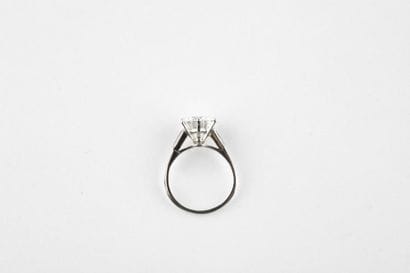 Bague solitaire platine ornée d'un diamant...