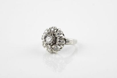 Bague en or gris ornée au centre d'un diamant...