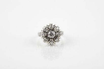 Bague en or gris ornée au centre d'un diamant...