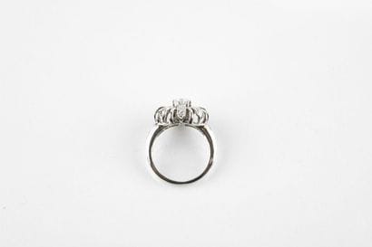 Bague en or gris ornée au centre d'un diamant...