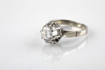 Bague solitaire en or gris et platine ornée...