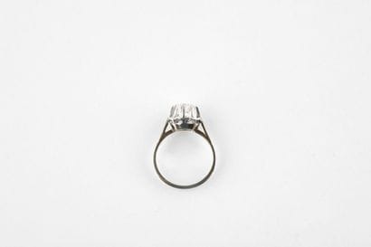 Bague solitaire en or gris et platine ornée...