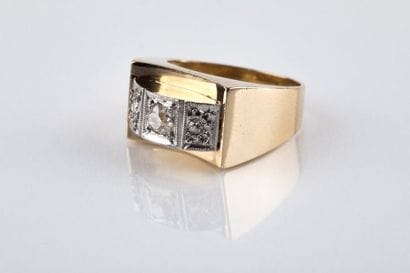 Bague en or jaune et platine à pont, réhaussée...