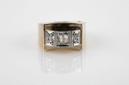Bague en or jaune et platine à pont, réhaussée...