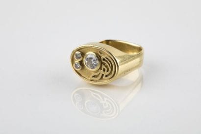 Bague en or jaune composée d'un motif central...