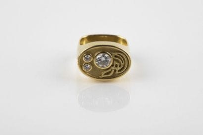 Bague en or jaune composée d'un motif central...