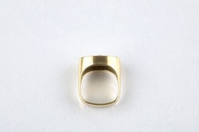 Bague en or jaune composée d'un motif central...