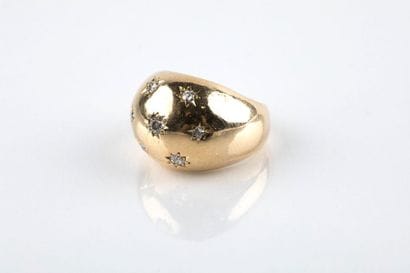 Bague dôme en or rose ornée en serti étoilé...