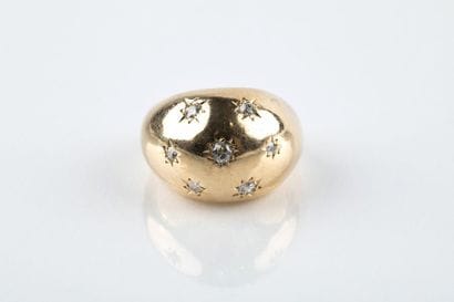 Bague dôme en or rose ornée en serti étoilé...
