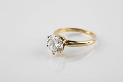 Bague solitaire en or jaune ornée d'un diamant...