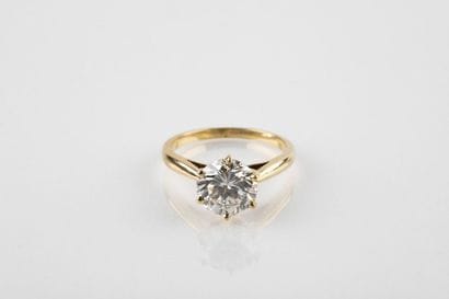 Bague solitaire en or jaune ornée d'un diamant...