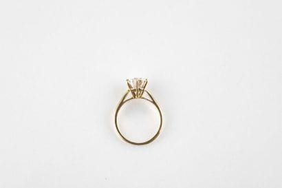 Bague solitaire en or jaune ornée d'un diamant...