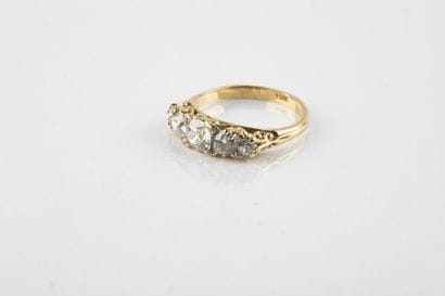 Bague jarretière, en or jaune, composé de...