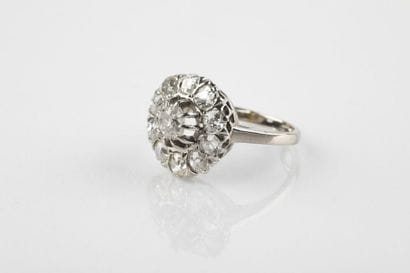 Bague marguerite en or et platine, au centre...
