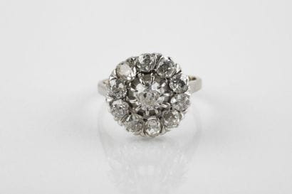 Bague marguerite en or et platine, au centre...