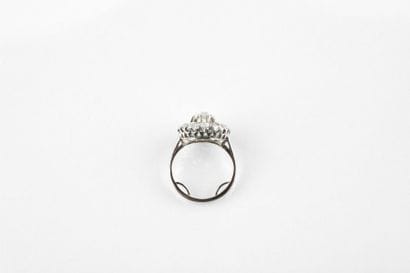 Bague marguerite en or et platine, au centre...