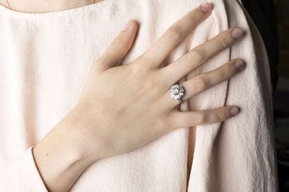 Bague marguerite en or et platine, au centre...