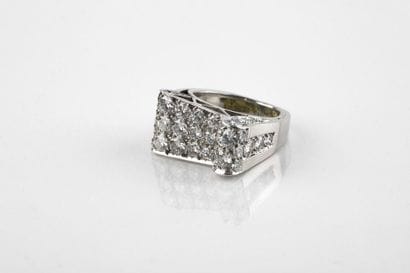 Bague en platine pavée de diamants taille...