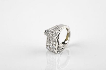 Bague en platine pavée de diamants taille...