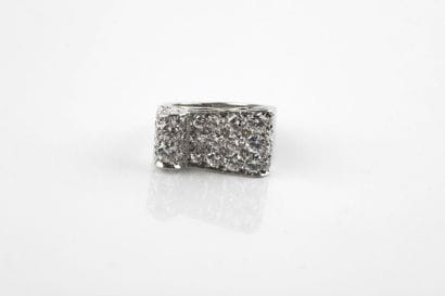 Bague en platine pavée de diamants taille...