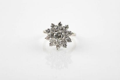 Bague marguerite en or gris retenant un diamant...
