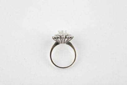 Bague marguerite en or gris retenant un diamant...