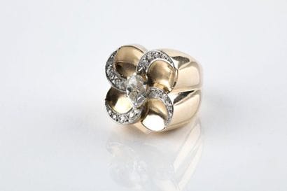 Bague fleur, en or jaune et platine, les...