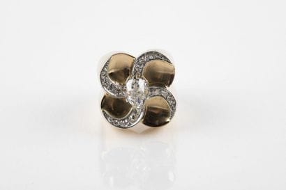 Bague fleur, en or jaune et platine, les...
