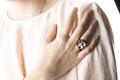 Bague fleur, en or jaune et platine, les...
