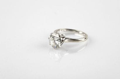Bague en or gris ornée d'un diamant taille...