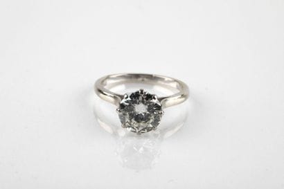 Bague en or gris ornée d'un diamant taille...
