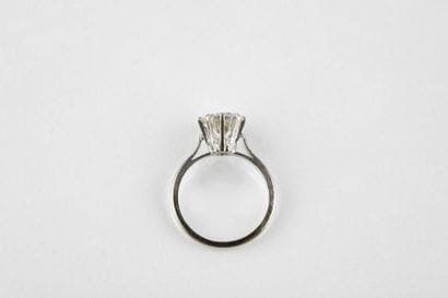 Bague en or gris ornée d'un diamant taille...