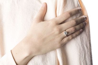 Bague en or gris ornée d'un diamant taille...