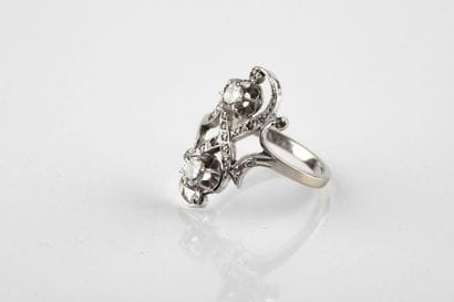 Bague mouvementée en or gris retenant deux...