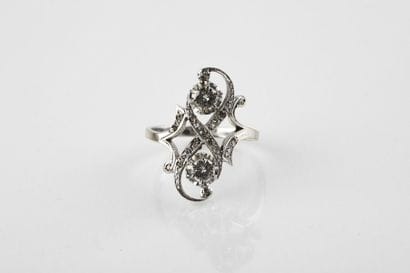 Bague mouvementée en or gris retenant deux...
