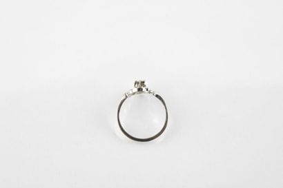 Bague mouvementée en or gris retenant deux...