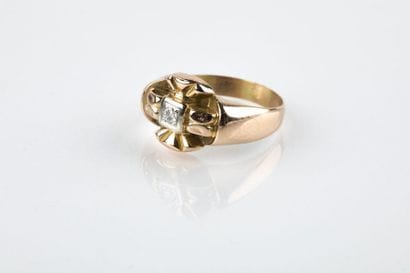 Bague en or jaune au décor de nœud retenant...